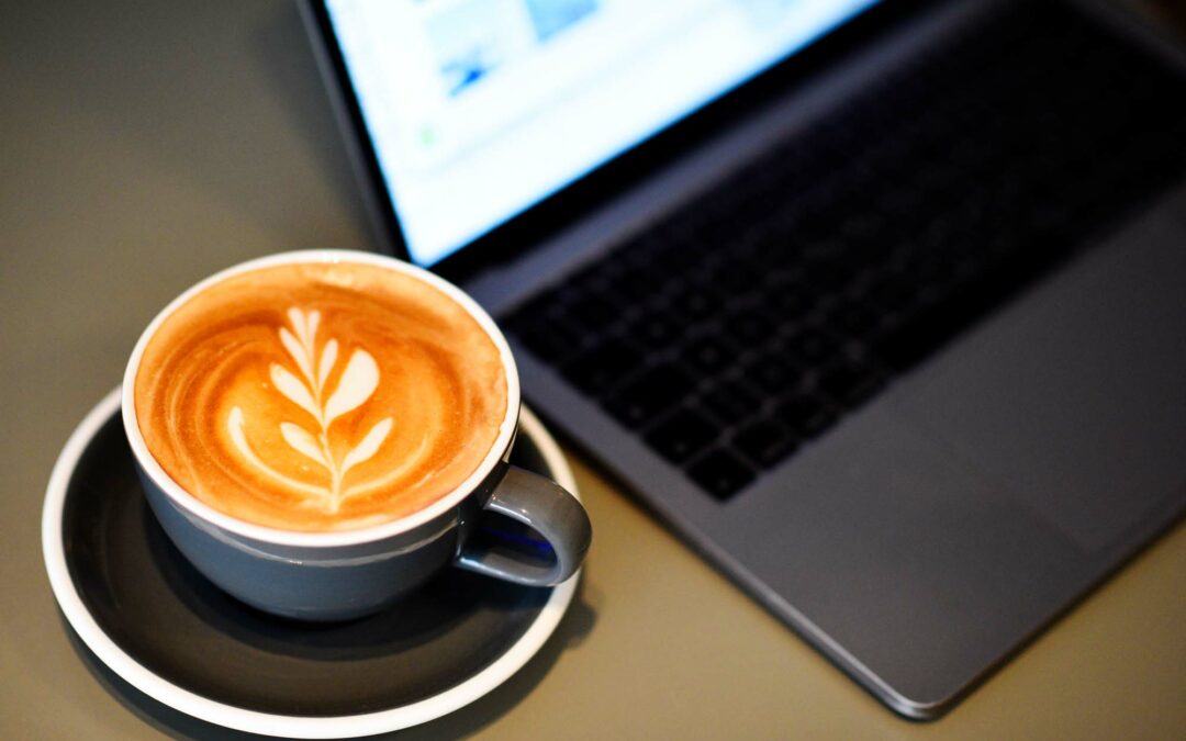 En god kop cappuccino og computer