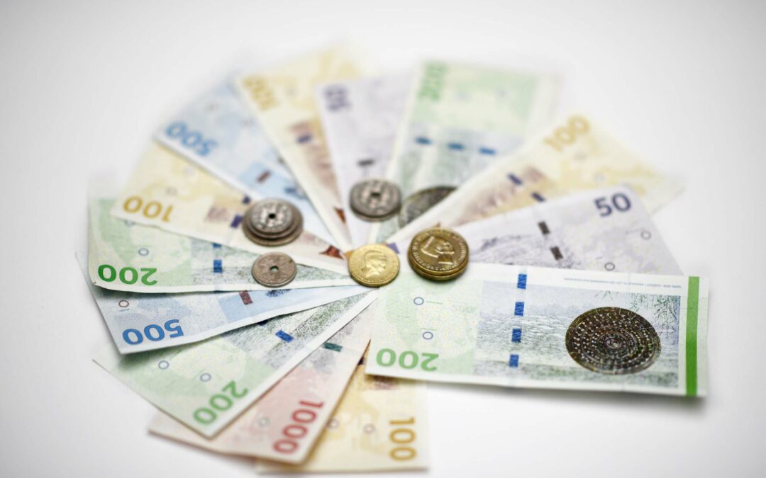 Danske pengesedler der ligger på et bord i en flot vifteformation