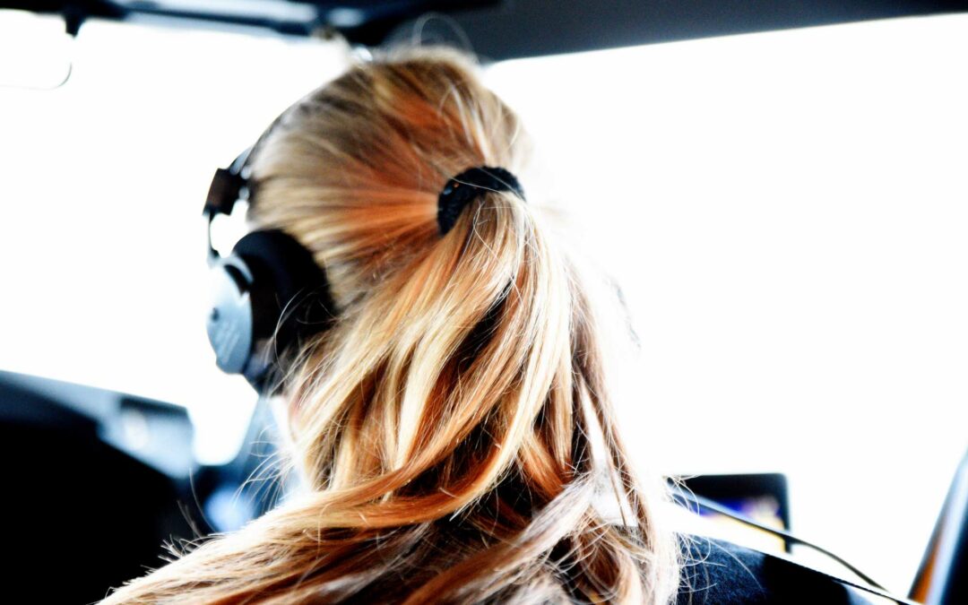 Kvindelig pilot på farten