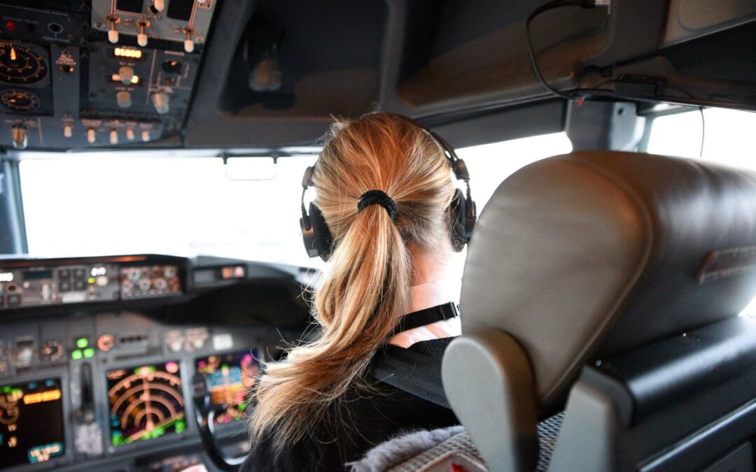 Kvindelig pilot i cockpit
