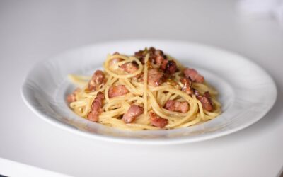 Spaghetti carbonára med bacon i store mængder