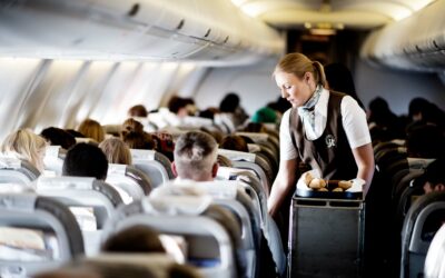 Stewardesse på arbejde ombord på fly