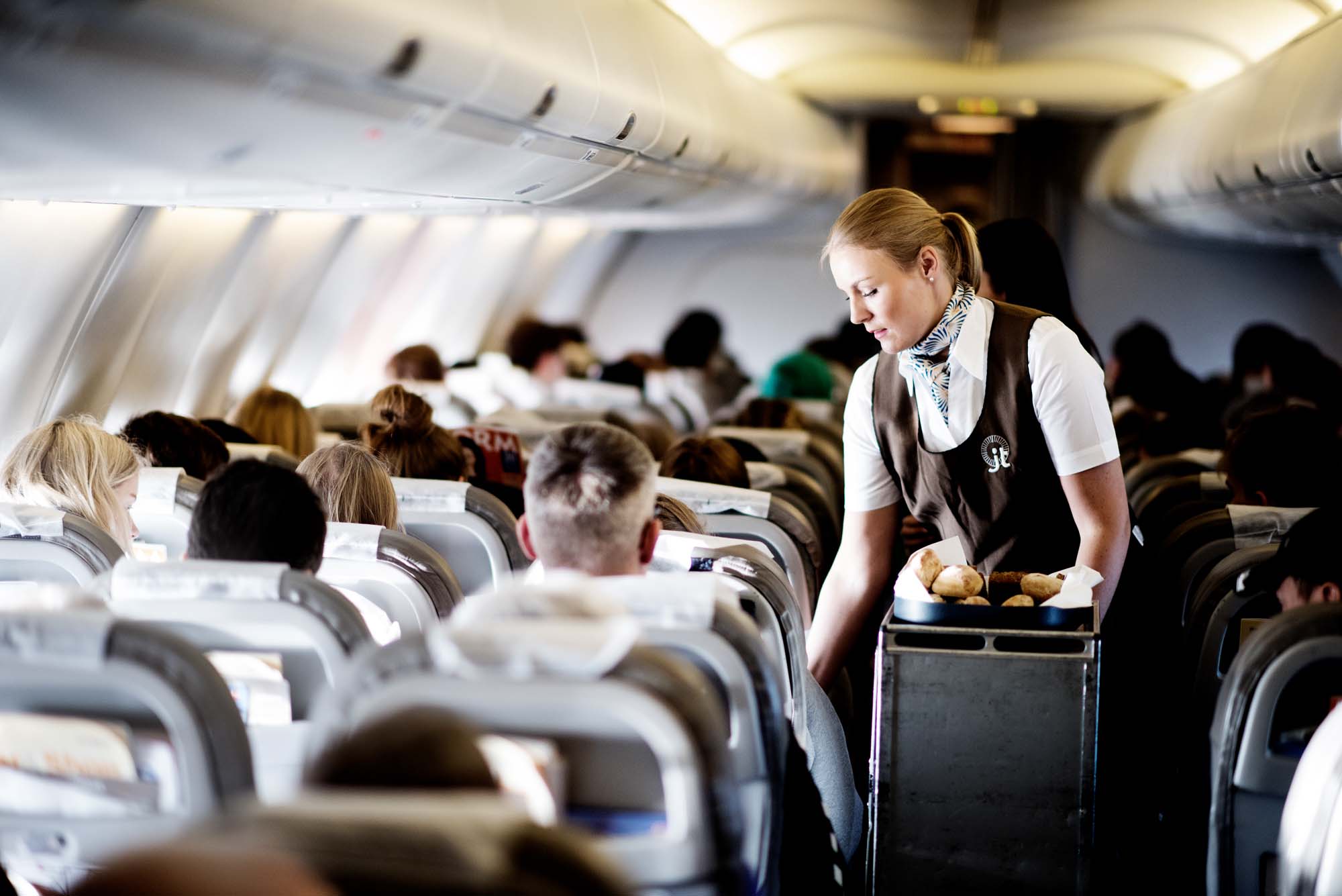 servitrice Rundt om bælte Stewardesse på arbejde ombord på fly - Pepbercorn